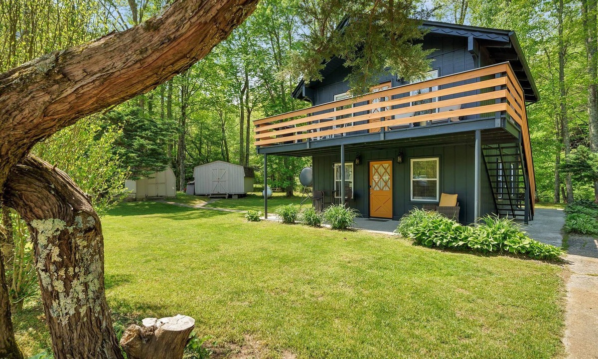 Newland Ski Chalet | Suncatcher Chalet - *10 min to Linville Falls* No Cleaning Fee