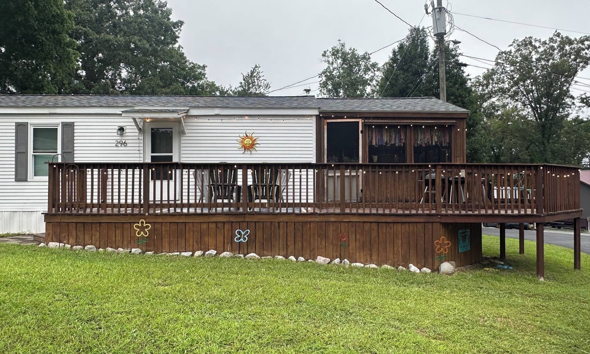 Benton House | “Sunny Daze” Family-friendly 2-bedroom with a short walk to Kentucky Lake!