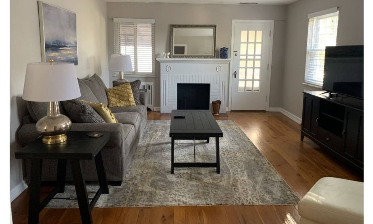 Roselawn Finance Apartment | Sunny, spacious and comfortable 2 bedroom apartment in Pleasant Ridge