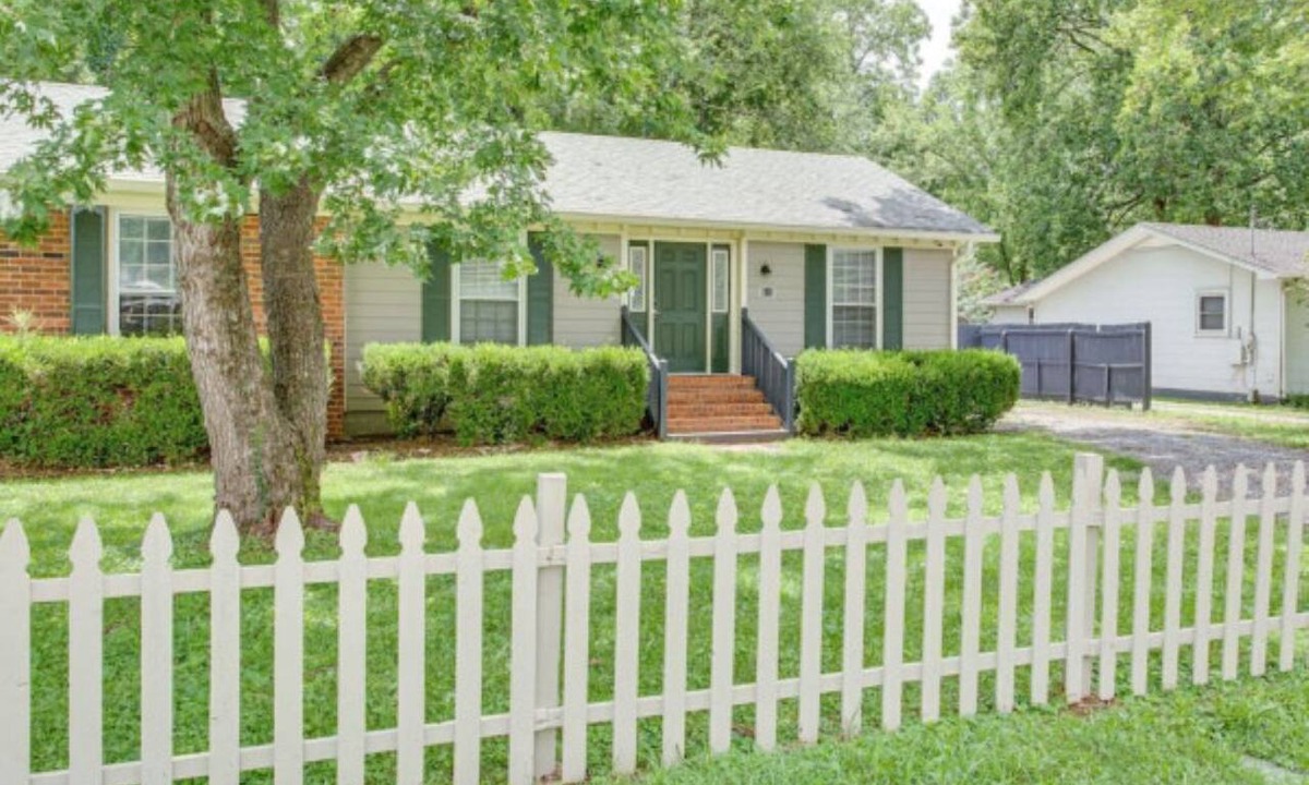 Murfreesboro Cottage | Sunset Duplex 2 - Cozy 2-bedroom, pet friendly with fenced yard in Murfreesboro!