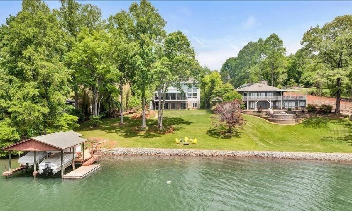 Moneta House | Sunset Views! 2 Paddleboards! Wifi! Come Visit 'Cappy Hour'!