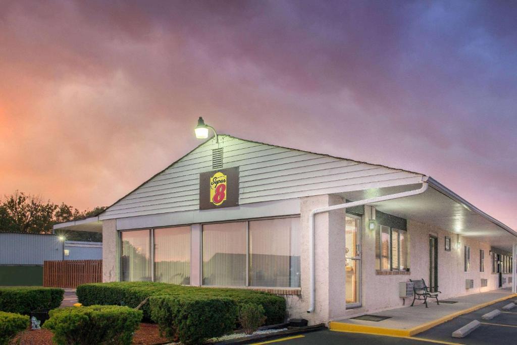 Centerville Hotel | Super 8 by Wyndham Centerville-Richmond