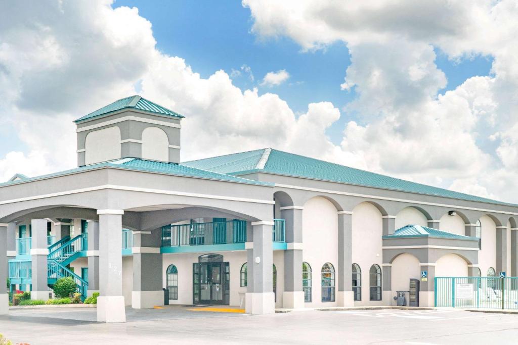 Murfreesboro Hotel | Super 8 by Wyndham Murfreesboro