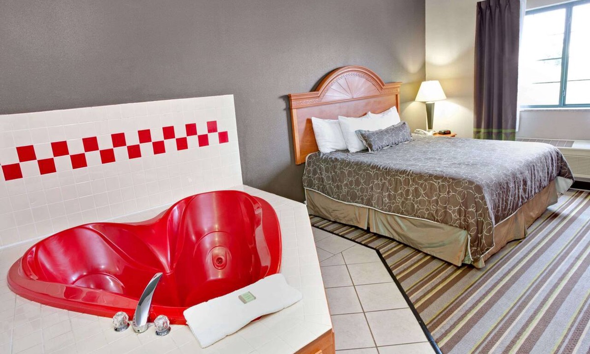 South Bend Hotel | Super 8 by Wyndham South Bend