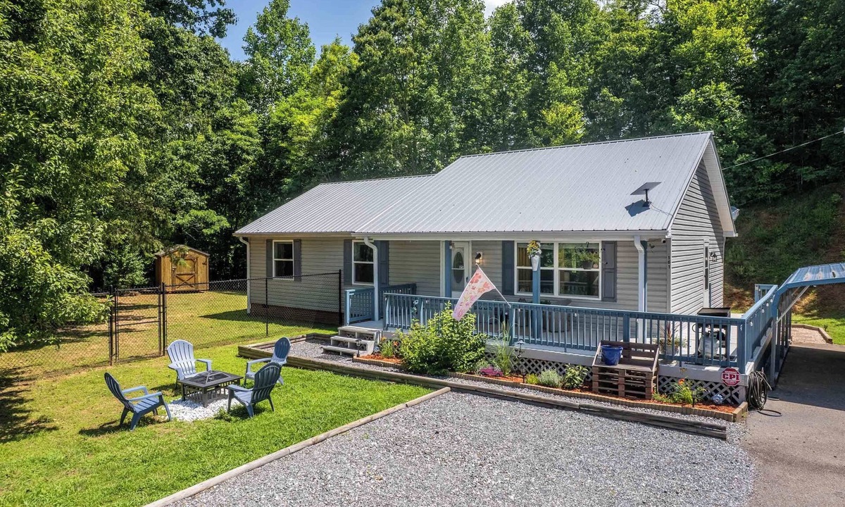 Cherokee Cabin | Sweet Haven-Pet-Friendly - Fire Pit - Chained Fence Pet Area