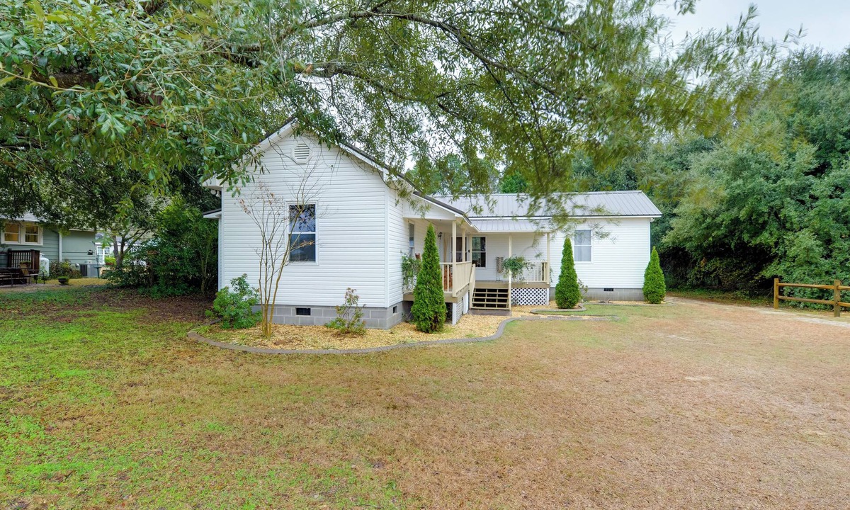 Southern Pines House | Sweet Southern Pines Abode w/Yard & Covered Porch