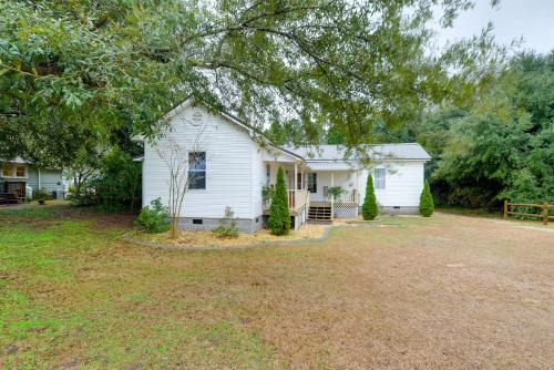 Southern Pines House | Sweet Southern Pines Abode w/Yard & Covered Porch