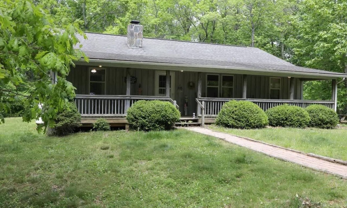 Burks Fork Cabin | Sweetwater Cabin by Buffalo Mountain Getaway