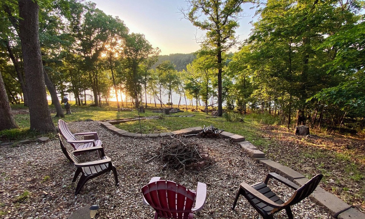 Shell Knob House | TABLE ROCK LAKE RARE Walk-In Lake Access Swim/Fish From Shore 3 FULL BATHS