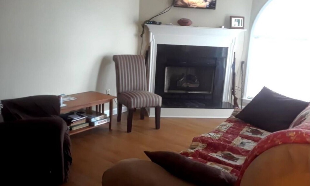Greensboro Condo | Tater's Townhome is a cozy 1-bedroom condo with AC, TV no wifi on the 1st Floor