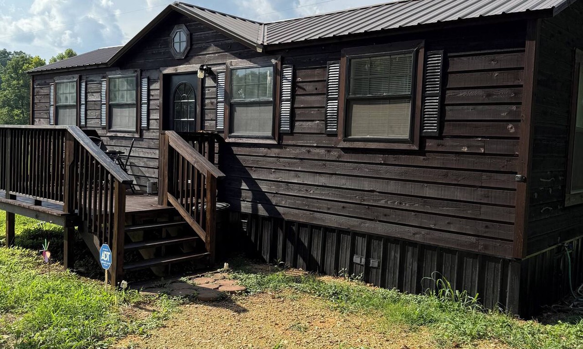 Sugar Tree Cabin | Tennessee River Cabin/Tiny House Close to the River! Fully furnished. Big Bed!