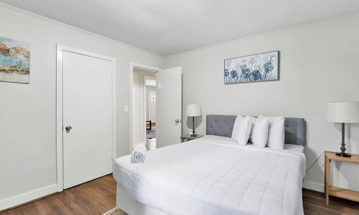 Crestline Heights House | The 86th Street Retreat | Patio/King Bed/Groups