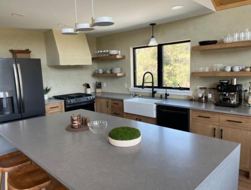 Rossville House | The Alpine Brisa - Sleeps 12 - Close to Pinchot Lake