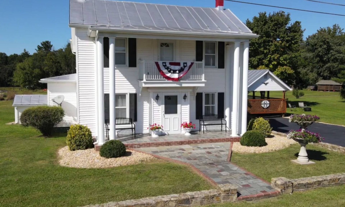 Luray House | The Baker Farmhouse | Hot Tub Fast WiFi Hiking nearby