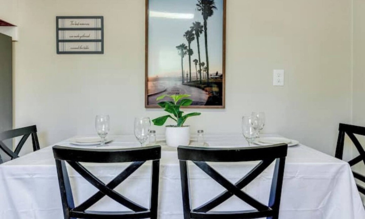 Bayview House | The Bayview Retreat 2BR Walk to the Beach!