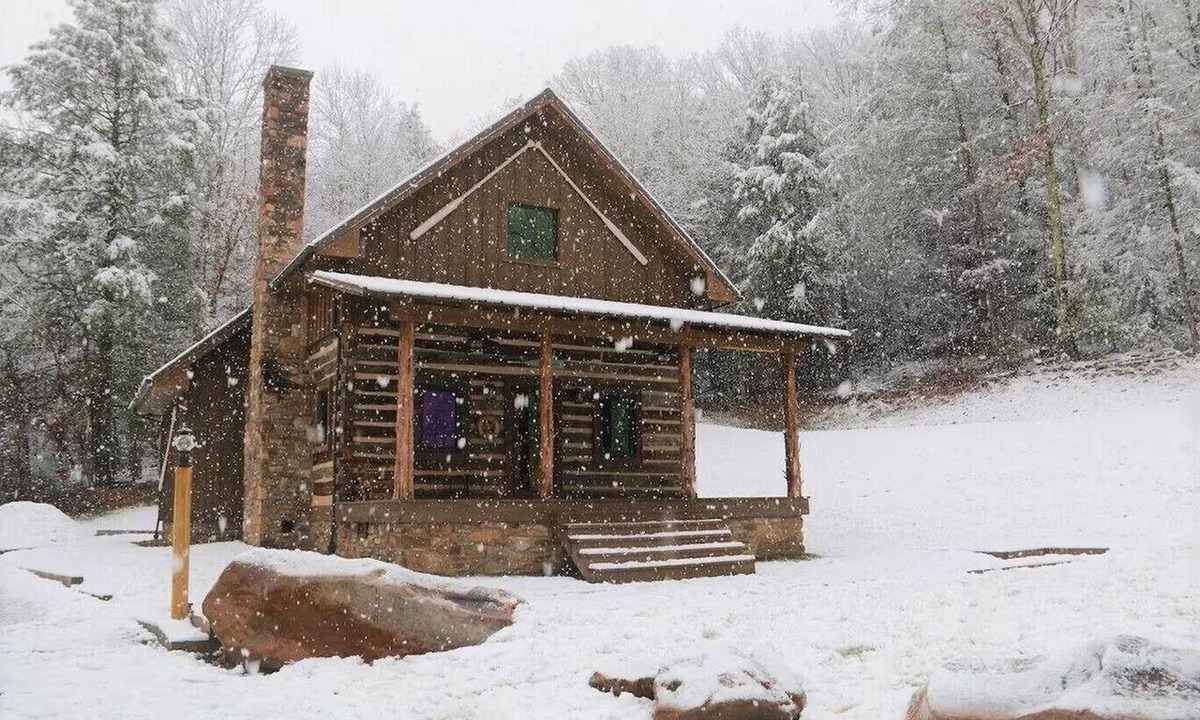 Goldbond Cabin | The Boathouse at Four Fillies Lodge w/Hot Tub