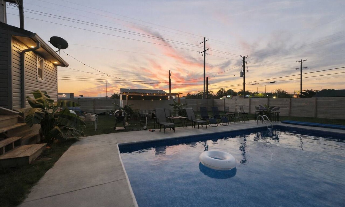 Prestonia House | The Bourbon Belle House All Year Heated Pool 12 Beds Kentucky Luxury Petfriendly
