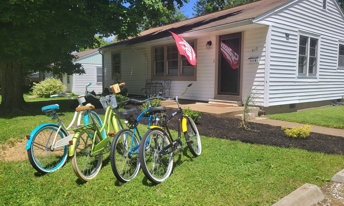 Bloomington House | The Bread & Butter-Near IU-2 Kings-1 Qu.-7 Parking Spaces and Bicycles!