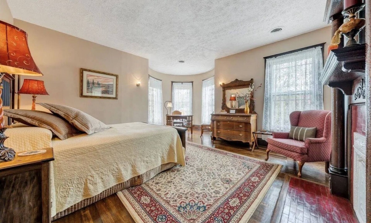 Alderson Apartment | The Chessie, Relaxing 4-bedroom Bed & Breakfast in Historic Alderson, WV, with AC, WiFi