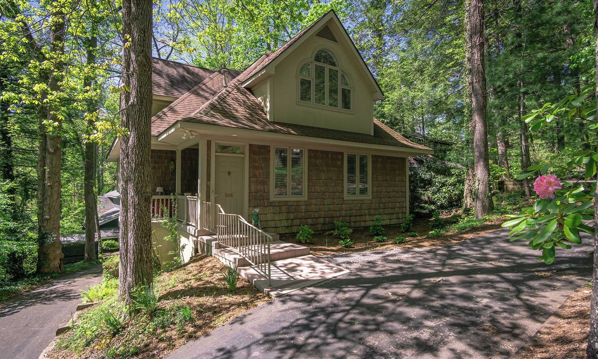 Montreat House | The Cottage | Spacious Montreat Home Within 5-Mintue Walk of Lake Susan!