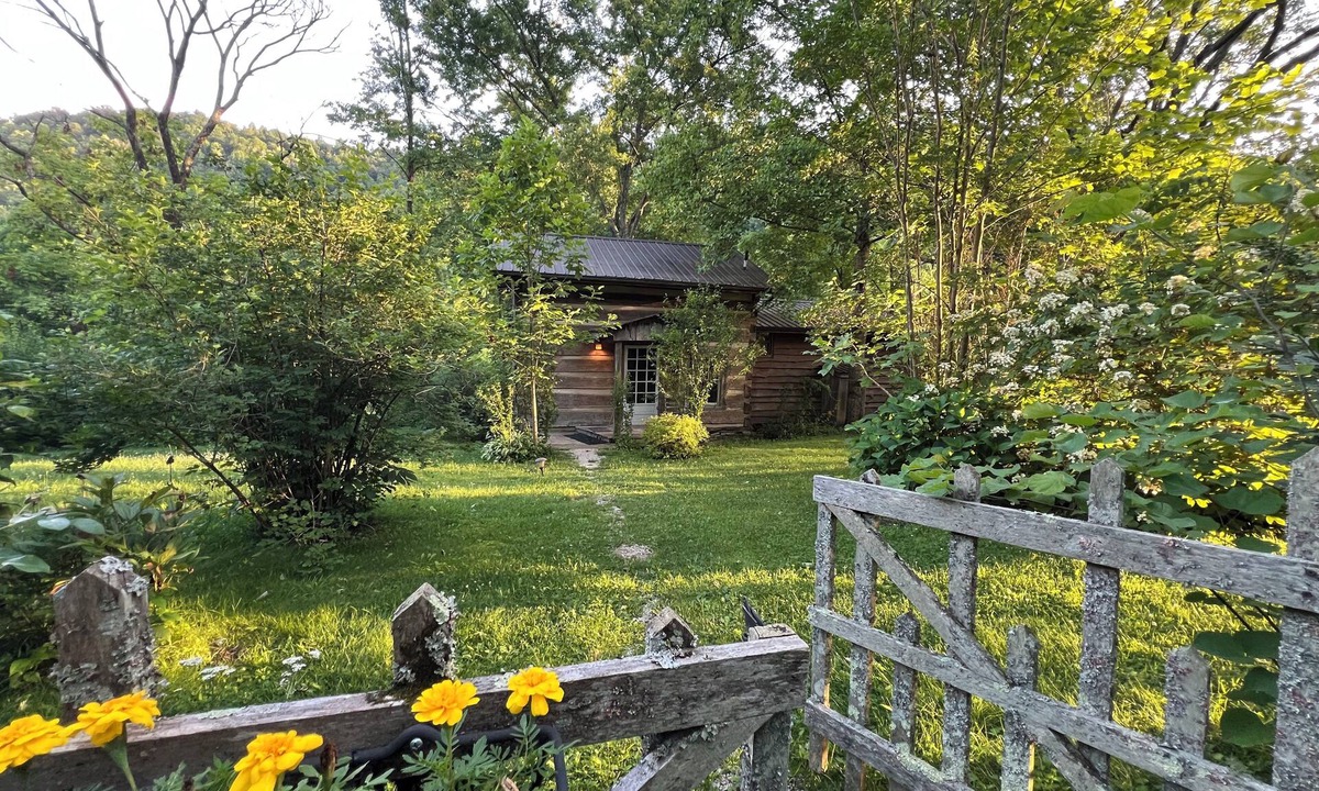 Irvine Cabin | The Cozy Cabin – Historic B&B Chestnut Log – Breakfast Included – Award-Winning