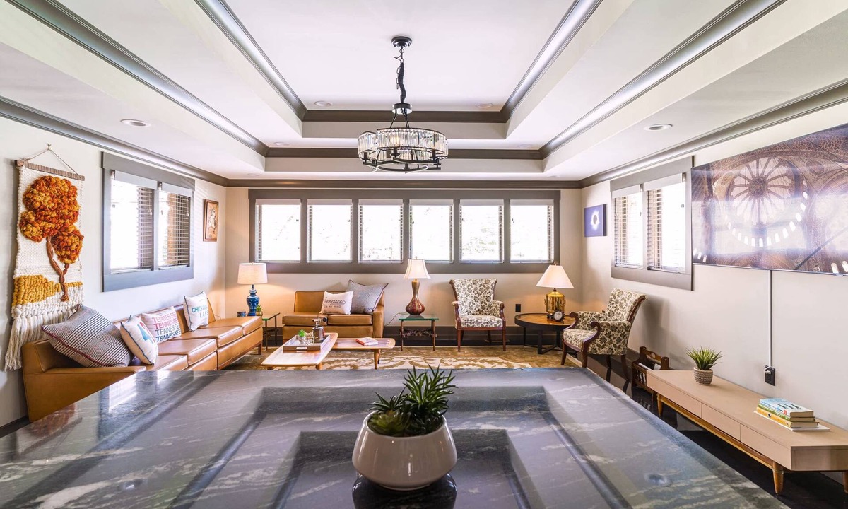 South Pittsburg House | The Estate - Luxury with Pool Table & Game Room