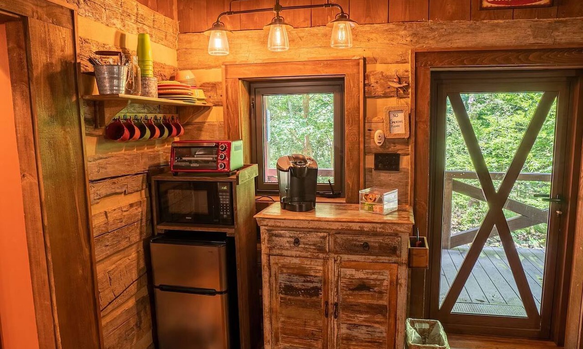 Goldbond Cabin | The Fishing Creek Cabin at Four Fillies Lodge w/Hot Tub