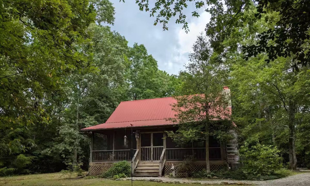 Spencer Cabin | The Hemlock Cabin with hot tub near Fall Creek Falls