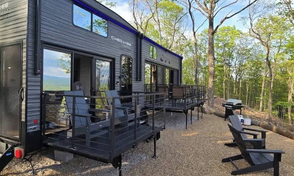Tallassee House | The Holly- Tree House views of the Smoky Mountains