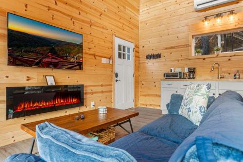 Stanton House | The Hummingbird - Mountaintop Cabin with Hot Tub