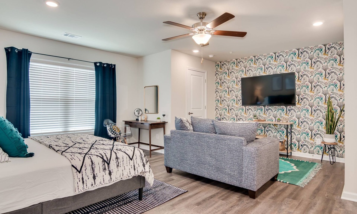 Augusta Apartment | The Lori: King Bed - Large Smart TV - Fast WiFi - TV in Bedroom - Washer & Dryer