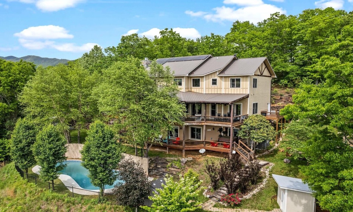 Bryson City Cabin | The Majestic (Large Private Seasonal Pool)