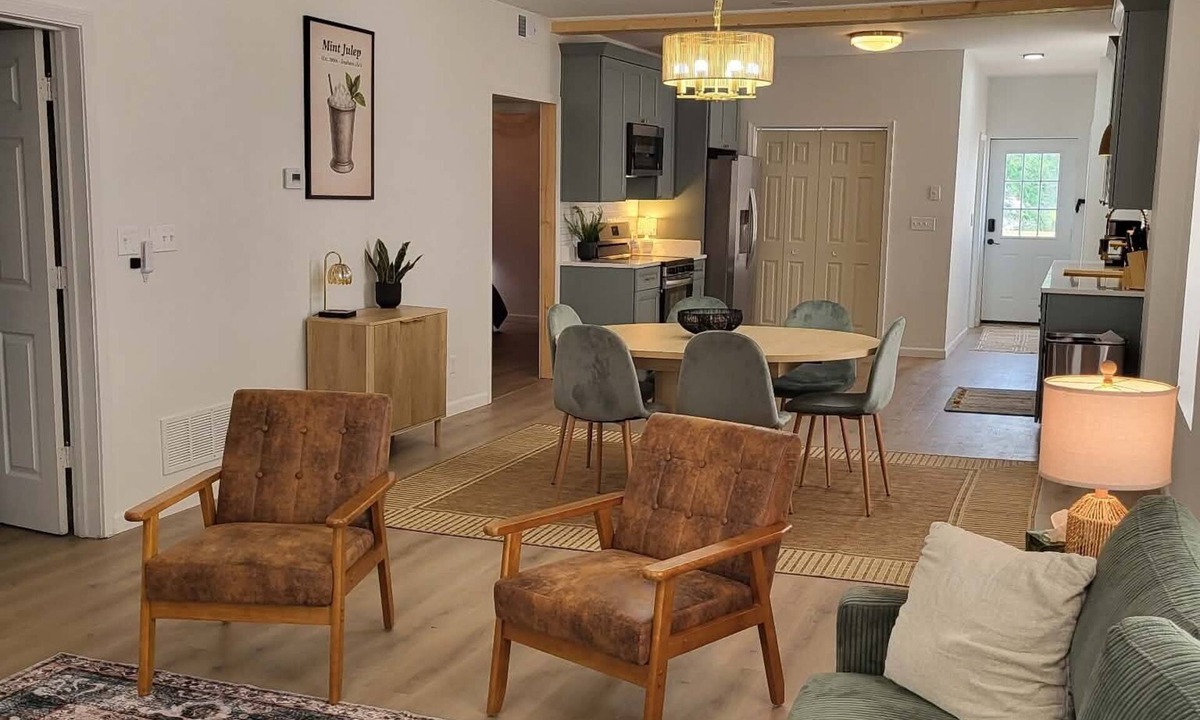 Henderson Apartment | The Mint Julep! Upstairs 3BD 2BA Next to Brewery