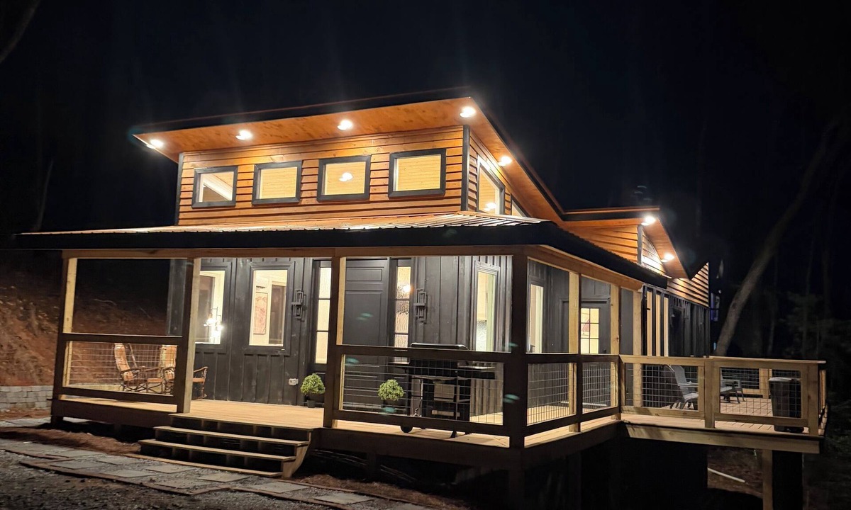 Sapphire Villa | The Onyx- Walk to Falls, Hot Tub, Near Golf, Resort Access