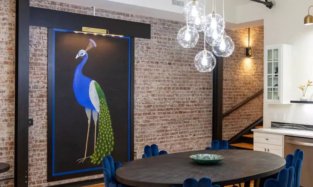 Glasgow Apartment | The Plaid Peacock - minutes from Mammoth Cave. Family sized, downtown Glasgow!
