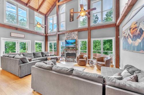 Wildwood House | The Retreat at Wildwood - Hot Tub Theater & Deck