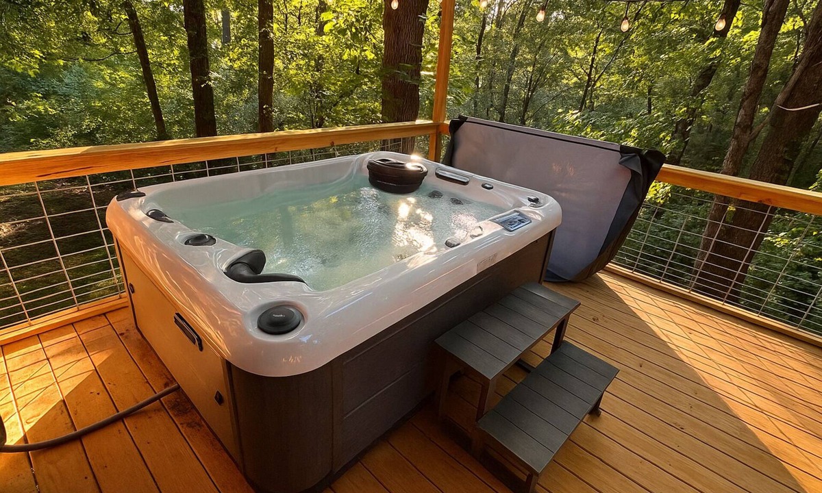 Wellington Cabin | The Retreat | Couples Cabin w/Hot Tub