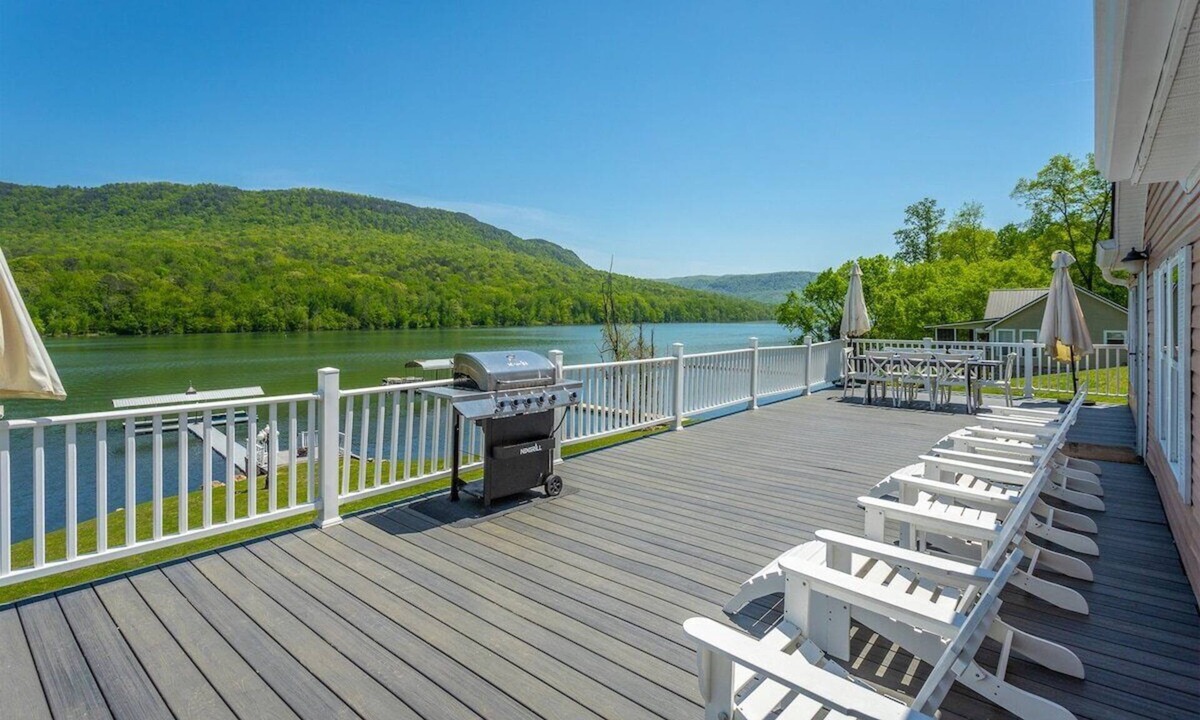 Chattanooga House | The Riverhouse | On The Water | Large Deck Space!