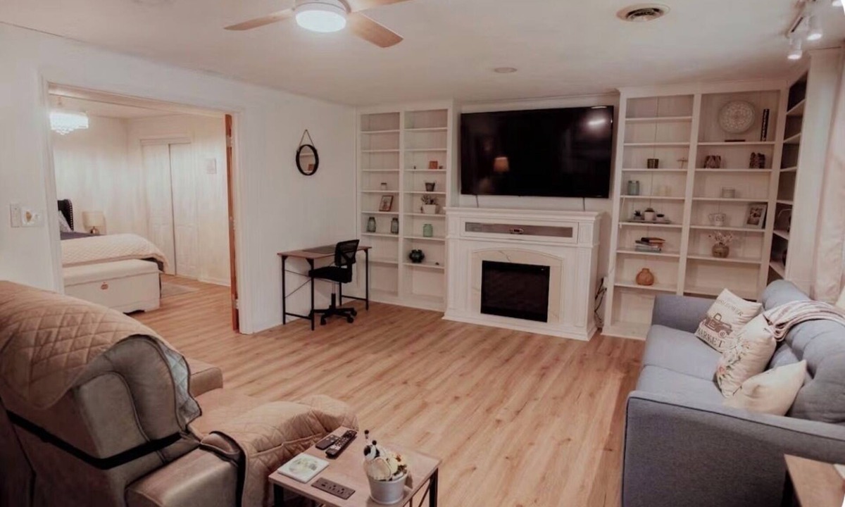 Hendersonville Apartment | The Rustic Hideaway. Fully furnished lower apartment at the end of a quiet lane.