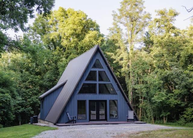 Cave-in-Rock House | The Shady Roost | Cozy Cabin w/Hot Tub & Fire Pit