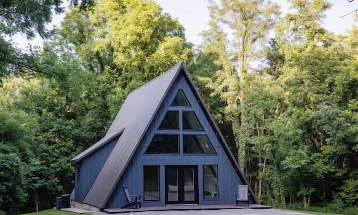 Cave-in-Rock House | The Shady Roost | Cozy Cabin w/Hot Tub & Fire Pit