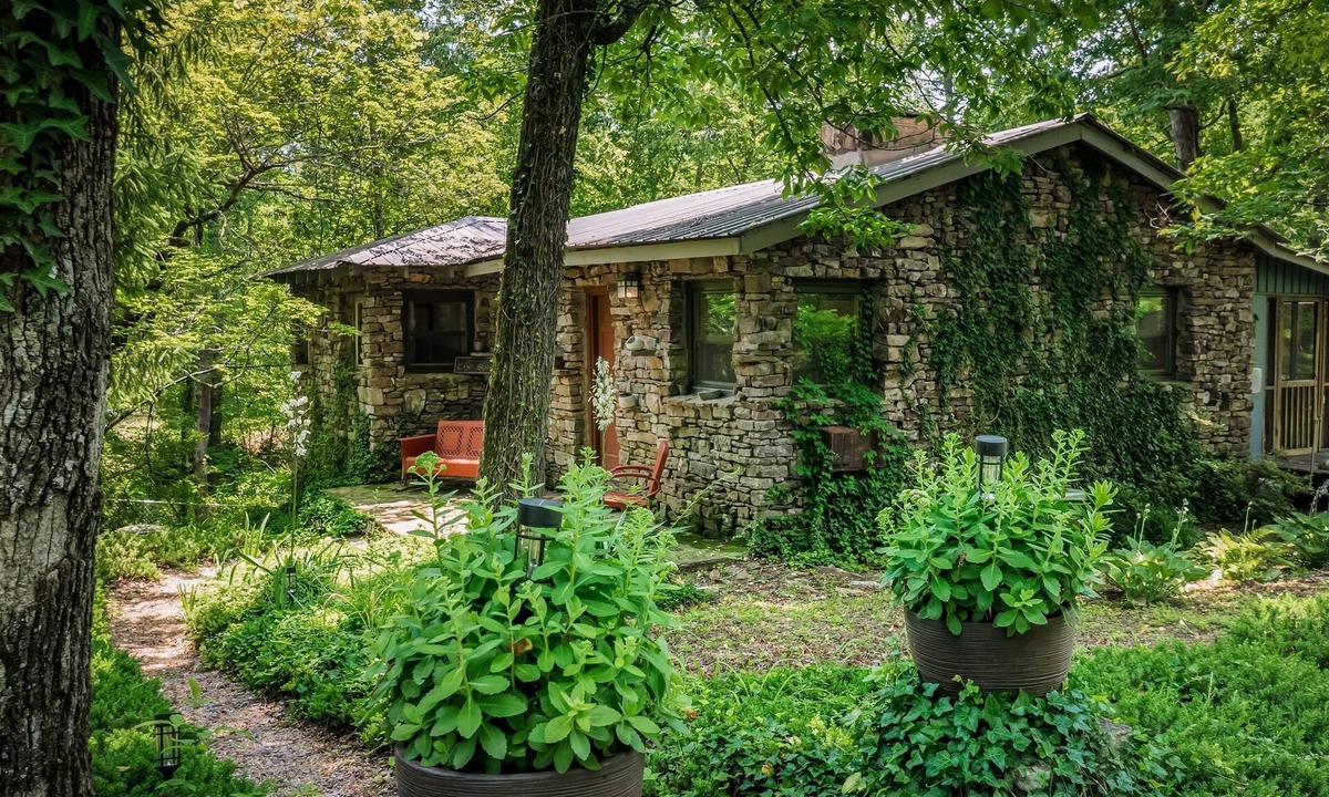 Mentone Cottage | The Shire-riverside w/hot tub, fire pit, kayaks & fenced yard