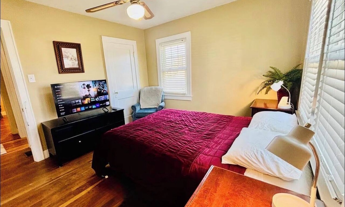 Wilmington House | The Spacious Oasis-Hot Tub-Private Suite-Sleeps 11