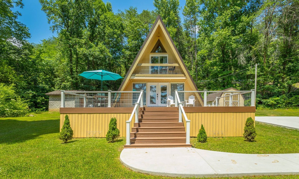 Whiteside Cottage | The Tiger Lily - A PMI Scenic City Vacation Rental