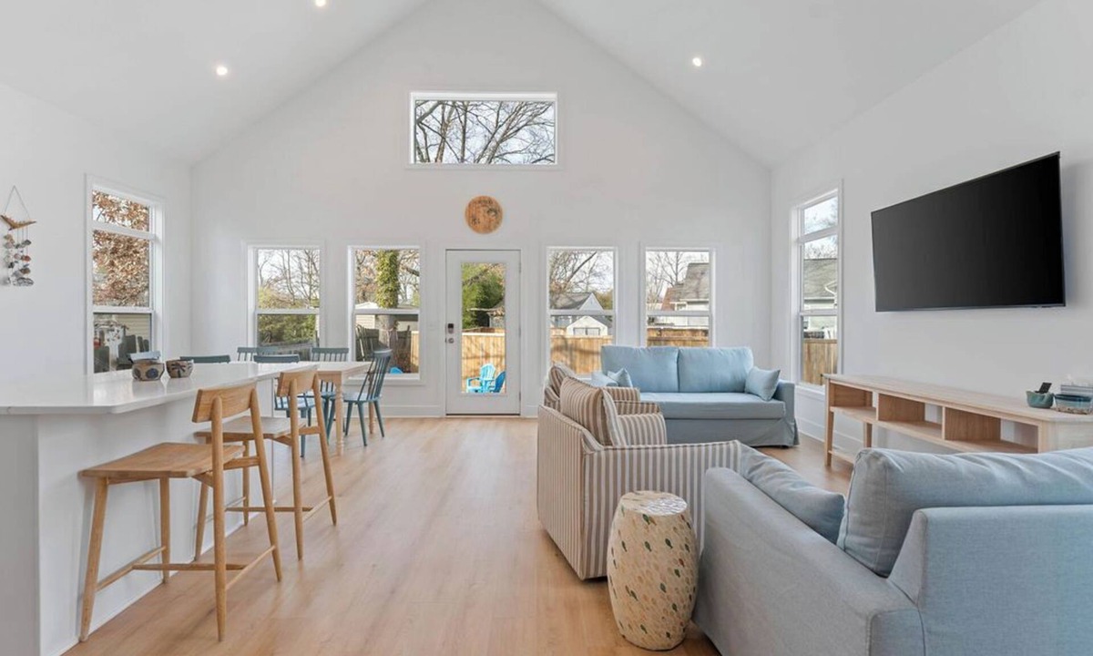 Colonial Beach House | The Ultimate Coastal Getaway – Walk to Beach & Dining in Colonial Beach