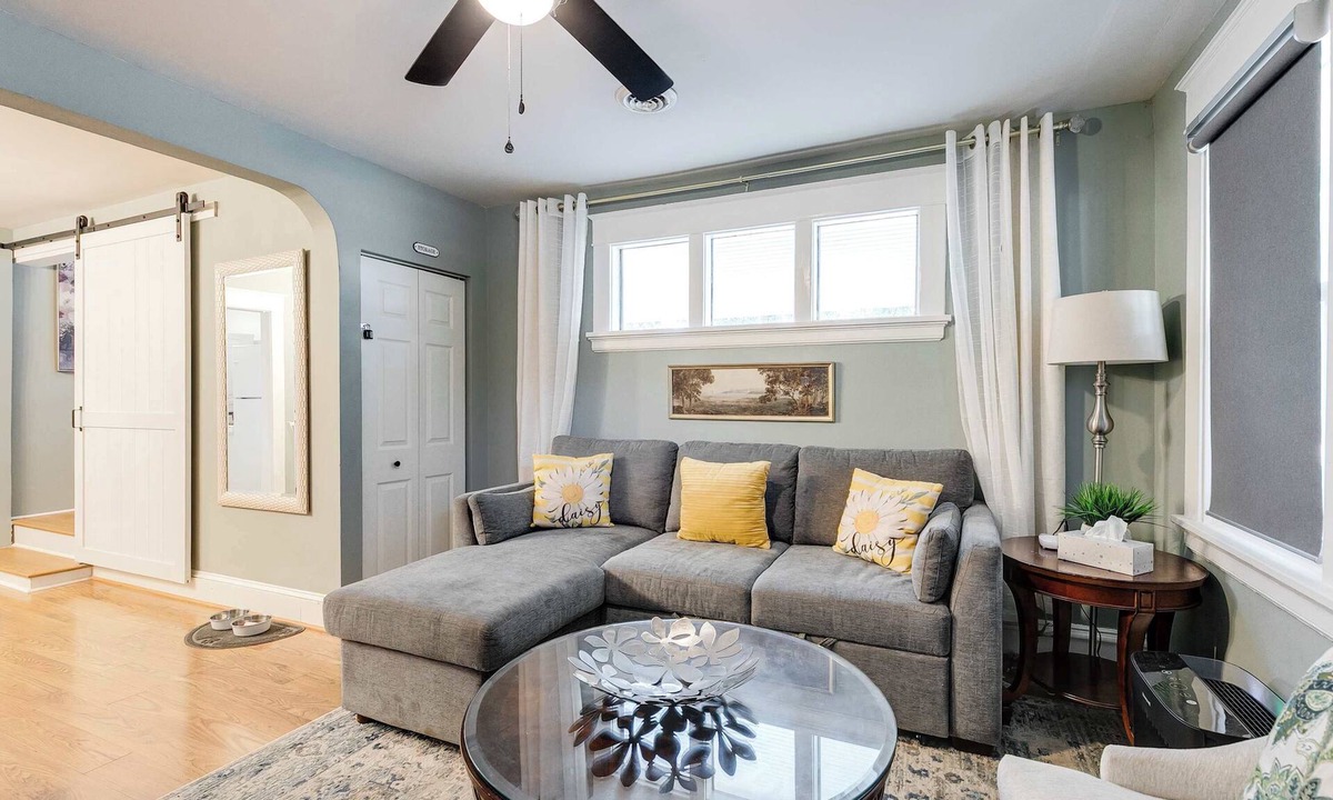 Richmond House | The Urban Cottage 4BR Private Family Retreat/Parking/fully fenced