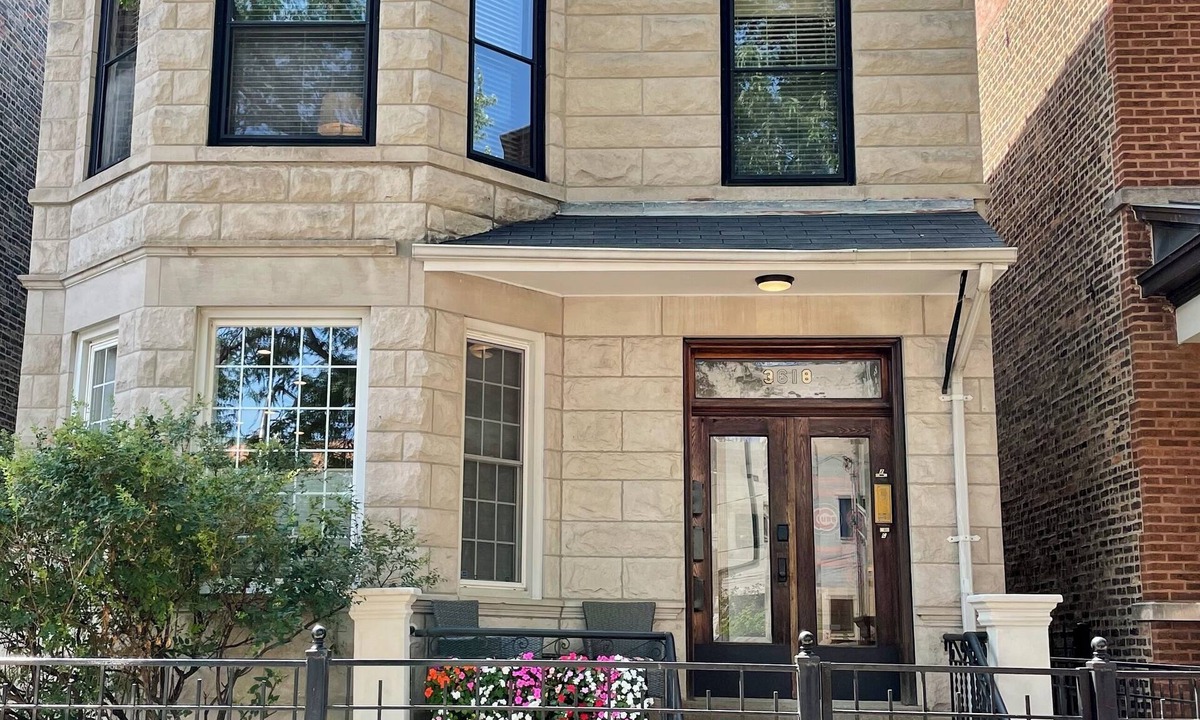 Wrigleyville Apartment | The Wrigleyville Deluxe- Steps to Wrigley, Sleeps 10