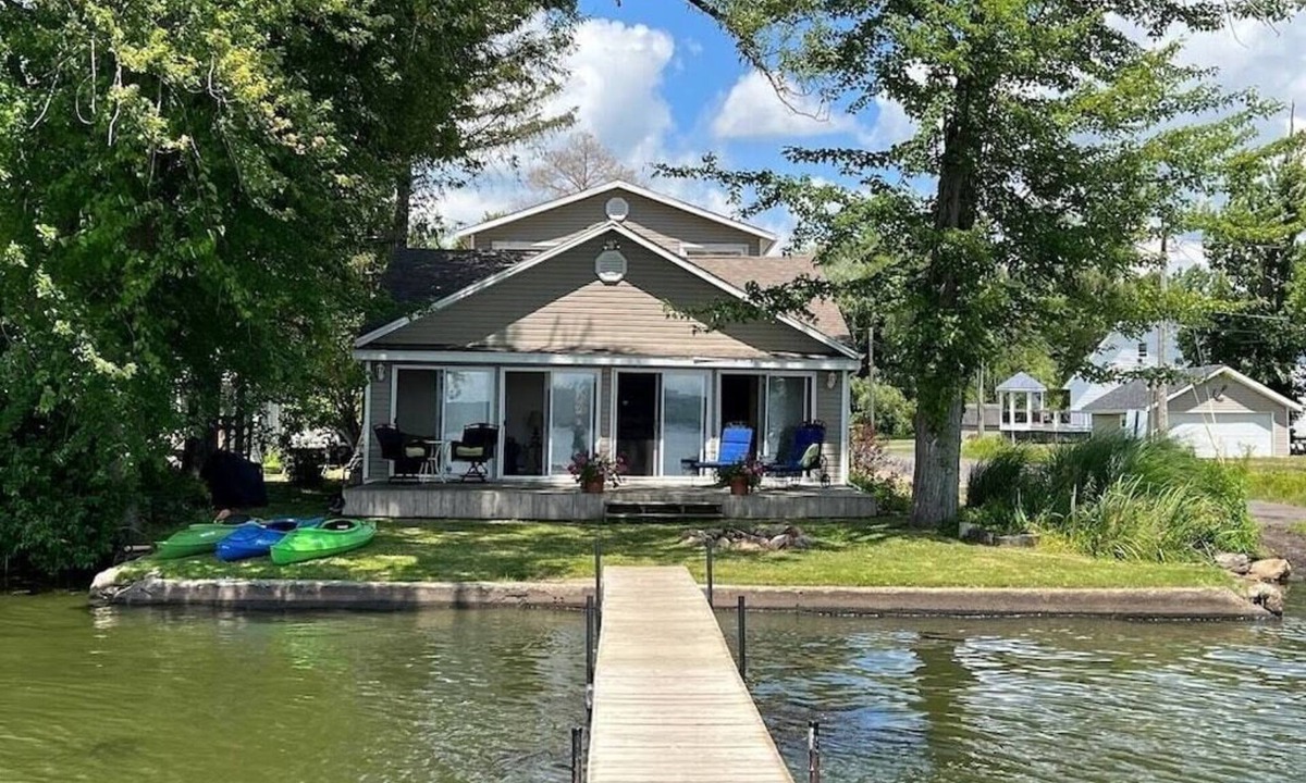 Niobe Cottage | This charming lake cottage located in a peaceful, safe community right on the lake!