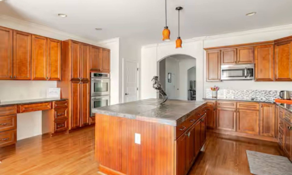 Buena Vista House | THIS IS IT! Location, luxury and room for 12 in actual beds!
