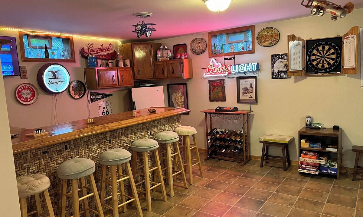 Akron House | This spacious, pristine 5 bedroom retreat is ideal for families & larger groups